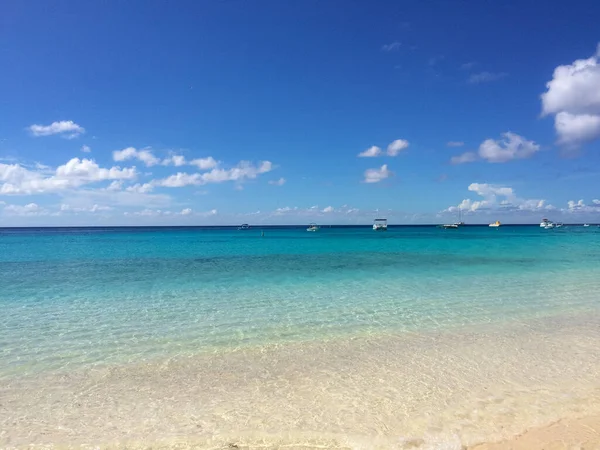 Grand Turk Karib Tenger Strand Kék Óceán Víz Felhők — Stock Fotó