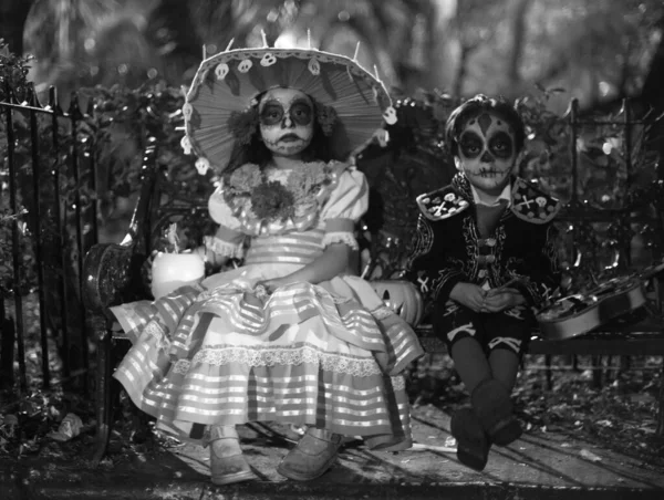 死者の日 メキシコで祝わ休日 衣装で子供 黒と白 — ストック写真