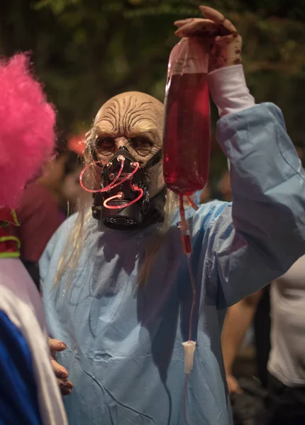 México Octubre 2017 Disfraces Halloween Festival Zombie Sosteniendo Bolsa Sangre —  Fotos de Stock
