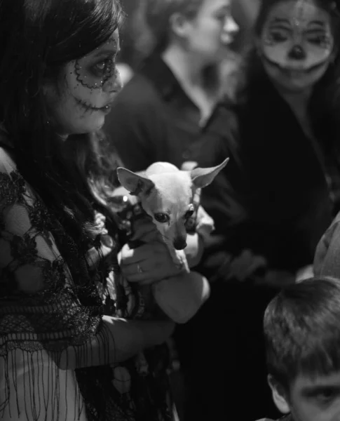 México Octubre 2017 Disfraces Halloween Festival Niña Sosteniendo Una Mascota —  Fotos de Stock