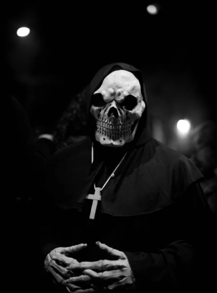 墨西哥 2017年10月 万圣节服装 头盖骨 胸前挂十字坠 黑白照片 — 图库照片