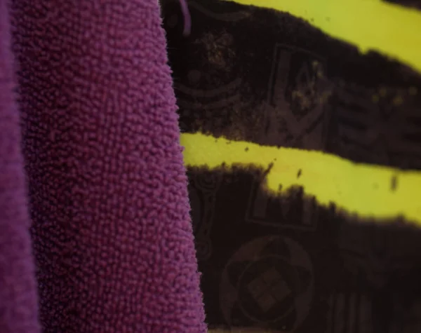 Asciugamano Viola Sfondo Nero Giallo — Foto Stock