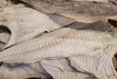 Süpermarkette güneşte kurutulmuş morina balığı (bacalao) 