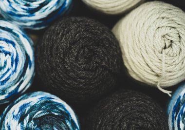 Farklı renkte iplikçiklerin kapatılması