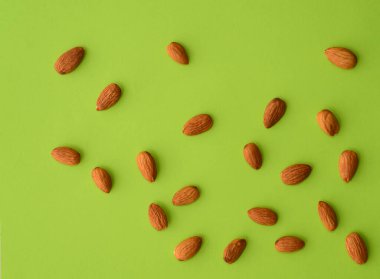 Yeşil zemin üzerindeki bademler