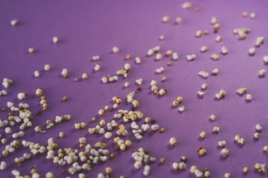 Mor bir arkaplan üzerinde organik Amaranth tohumları