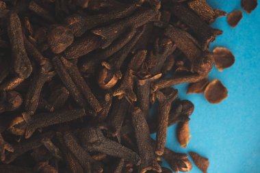 Mavi arkaplanda karanfil makro fotoğraf