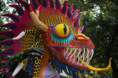 CDMX Meksika / Kasım 02 2017 Alebrijes, Meksika kültüründe önemli bir yere sahip fantastik yaratıkların parlak renkli halk sanatı heykelleridir.