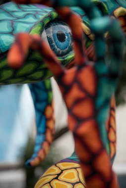 CDMX Meksika / Kasım 02 2017 Alebrijes, Meksika kültüründe önemli bir yere sahip fantastik yaratıkların parlak renkli halk sanatı heykelleridir.