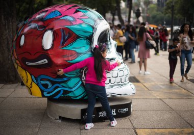 CDMX Meksika / Kasım 02 2017 Ölüler Günü, Meksika 'nın her yerinde kutlanan, ölen arkadaşlarını ve aile fertlerini hatırlayan ve manevi yolculuklarına destek olan bayram. Meksika kültürü 