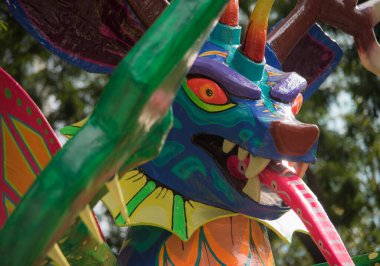 CDMX Meksika / Kasım 02 2017 Alebrijes, Meksika kültüründe önemli bir yere sahip fantastik yaratıkların parlak renkli halk sanatı heykelleridir.