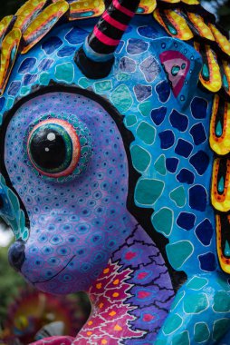 CDMX Meksika / Kasım 02 2017 Alebrijes, Meksika kültüründe önemli bir yere sahip fantastik yaratıkların parlak renkli halk sanatı heykelleridir.