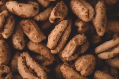 Makro şişirilmiş buğday gevreği yakın çekim, seçici odak