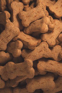 Birçok kemik şekilli köpek bisküvisi, makro yakın çekim, seçici odaklanma