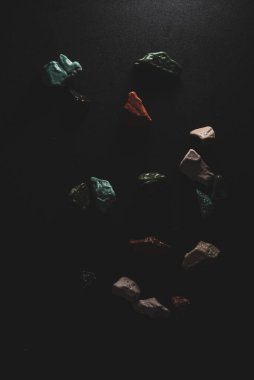 Taş / kaya şekilli renkli çikolata makrosu yakın çekim, seçici odaklanma