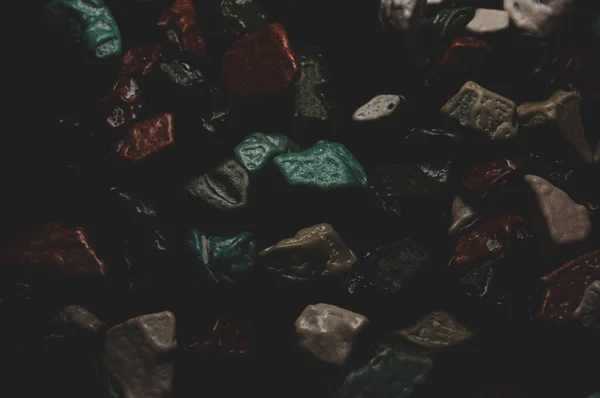 Taş Kaya Şekilli Renkli Çikolata Makrosu Yakın Çekim Seçici Odaklanma — Stok fotoğraf