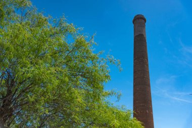 El Triunfo, Baja California, Meksika. Şehrin önemli bir özelliği, 1890 yılında El Progreso Madencilik için inşa edilen 47 metre yüksekliğindeki baca yığınıdır. 