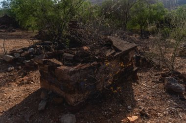 El Triunfo Meksika maden kasabasındaki Çin mezarlığının detayları. Burada doğal ölüm, hastalık ya da madencilik kazalarında ölen insanlar gömülüydü.