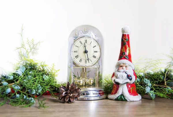 Neujahrs Und Weihnachtsdekoration Goldene Uhr Weihnachtsmann Wacholder Mit Grünen Knospen — Stockfoto