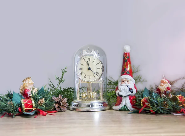 Decoración Año Nuevo Navidad Reloj Oro Papá Noel Candelabros Velas —  Fotos de Stock