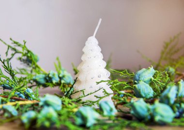 Noel ve Yeni Yıl dekoru, beyaz ağaç mum, yeşil koniler ile ardıç