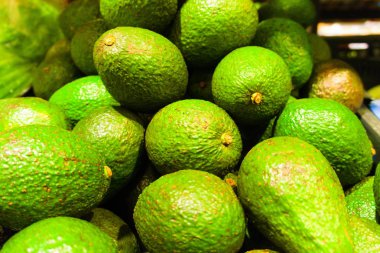 süpermarkette sağlıklı yeşil ve olgun avokado