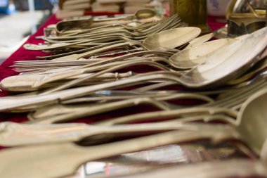 bit pazarında satılan vintage gümüş koleksiyonu