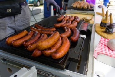 ızgara alman sosis sokak fuarında satılan
