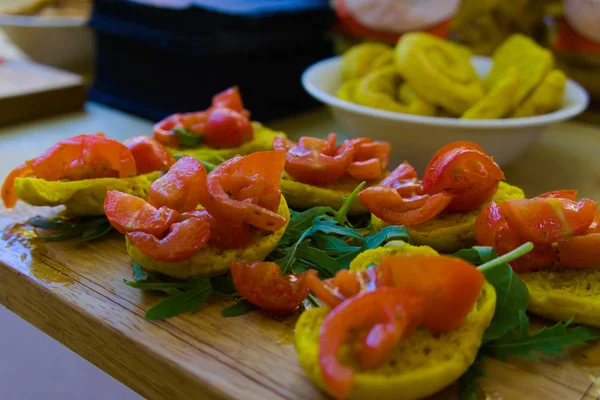 Crostini toppad med tomater sålda på gatu mässan — Stockfoto