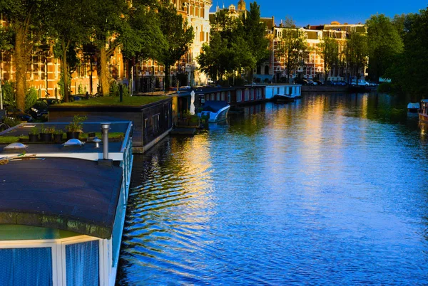 アムステルダムの運河に沈む夕日 — ストック写真