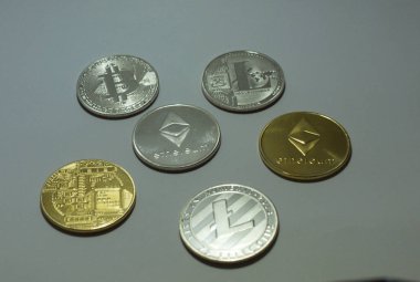 beyaz bir arka plan üzerinde gümüş ve altın kripto para sikke koleksiyonu