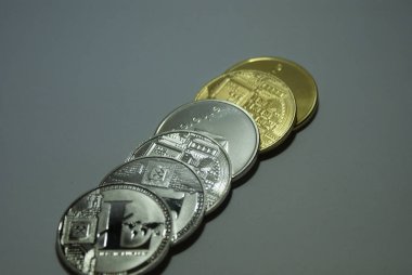 beyaz bir arka plan üzerinde gümüş ve altın kripto para sikke koleksiyonu