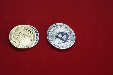 kırmızı kadife arka plan üzerinde altın ve gümüş bitcoin sikke yığını