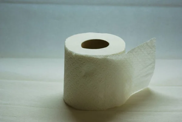 Nahaufnahme einer Rolle weißes Toilettenpapier — Stockfoto