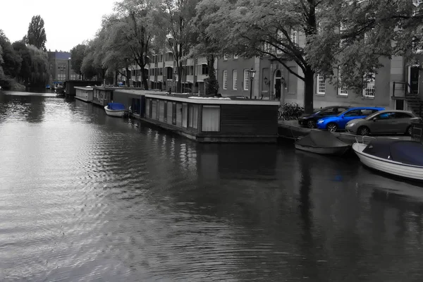 Péniches dans le nieuwe prinsengracht amsterdam en noir et blanc avec bleu saturé pour rester en bleu — Photo