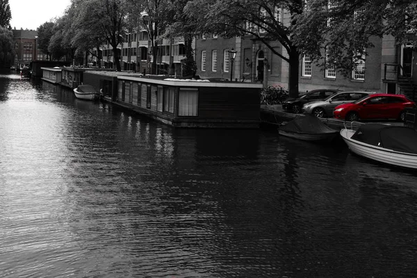 黒と白のニュウ・プリンセングラヒト・アムステルダムのハウスボート — ストック写真