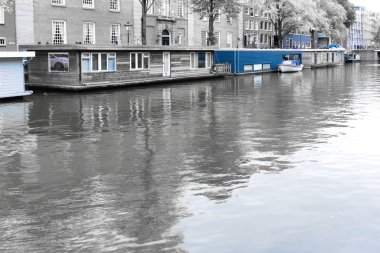 mavi kalmak için doymuş mavi ile siyah ve beyaz nieuwe prinsengracht amsterdam houseboats