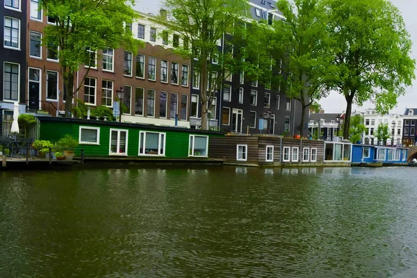 Péniches dans le nieuwe prinsengracht amsterdam — Photo