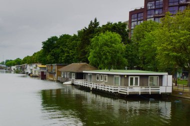 amsterdam kanalında oturan houseboat