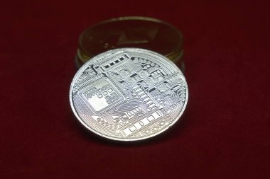 Kırmızı kadife arka planda ön Bitcoin ile altın ve gümüş cryptocurrency sikke yığını