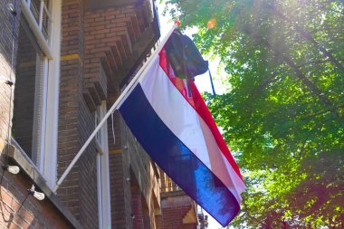 23-07-2019 lise mezun olduğunda Hollanda 'nın eski geleneği bir okul çantası ile bayrak asılı