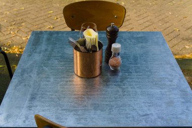 yaz güneşinde öğle yemeği için teras masası kurulumu