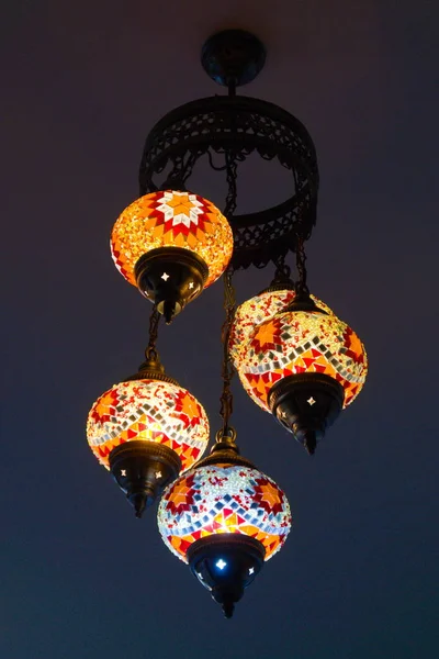 Lampada in stile arabo appesa al soffitto — Foto Stock