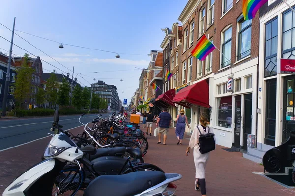 27-07-2019 amsterdam le défilé de la fierté des Pays-Bas 2019 amsterdam couvert de drapeaux arc-en-ciel — Photo
