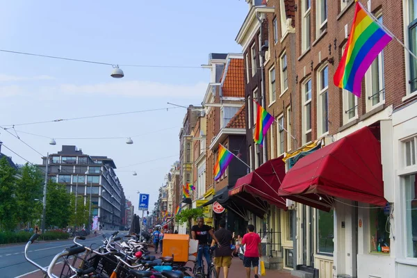 27-07-2019 entre el desfile del orgullo de los Países Bajos 2019 cubierto de banderas de arco iris — Foto de Stock