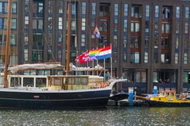 29-07-9019 Amsterdam Hollanda İsviçre Hollandalı ve İngiliz bayrağı gurur gökkuşağı bayrağı ile net asılı