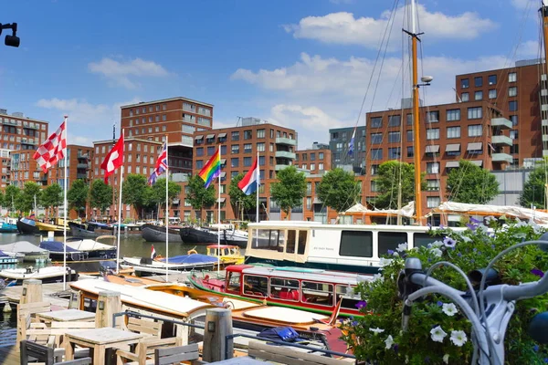 30-07-2019 Amsterdam Les Pays-Bas s'amarrent à Amsterdam avec 5 drapeaux suspendus drapeau à carreaux rouges et blancs drapeau orgueil drapeau hollandais drapeau britannique et suisse — Photo