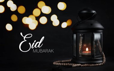 Tipografi güzel Bokeh tebrik Eid Mubarak. Ramazan mum fener ile ahşap tespih