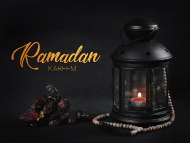 Altın tipografi tebrik Ramazan Kareem. Ramazan mum fener ahşap tespih ve tarihleri ile