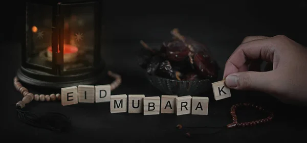 Mann Arrangiert Eid Mubarak Gruß Scrabble Briefe Ramadan Kerze Laterne — Stockfoto